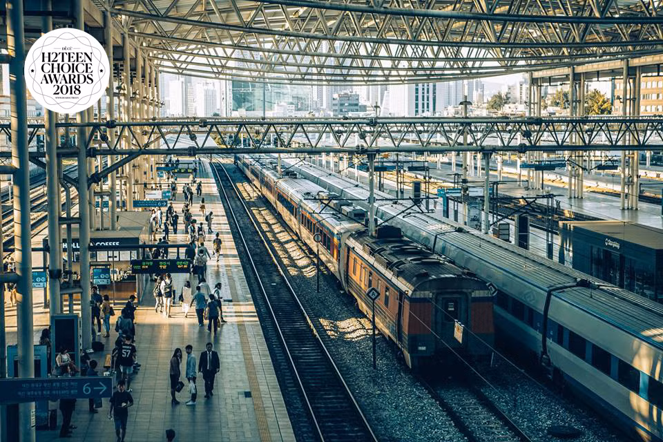 Một ga tàu khá cũ ở Seoul và dòng người bận rộn.