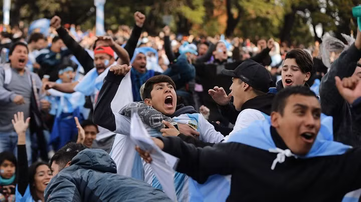 Dù thi đấu chưa thực sự thuyết phục tại World Cup lần này nhưng đội tuyển Argentina vẫn nhận được sự ủng hộ cuồng nhiệt ở quê nhà. Ảnh: AP.