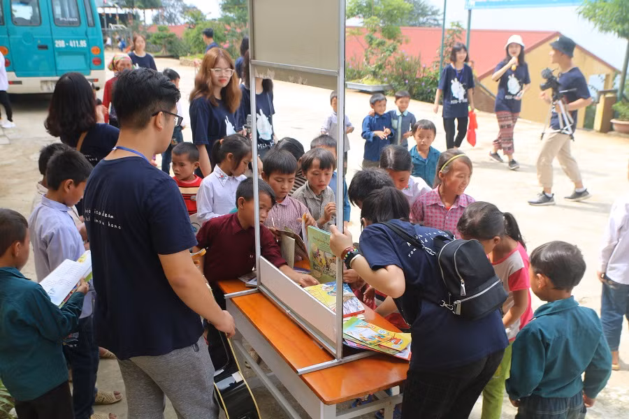 Buổi khánh thành kết hợp với ngày hội sách đã thu hút sự chú ý của rất nhiều độc giả tween.