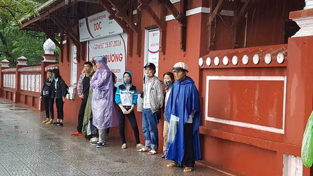 Chờ con trong mưa to gió lớn.