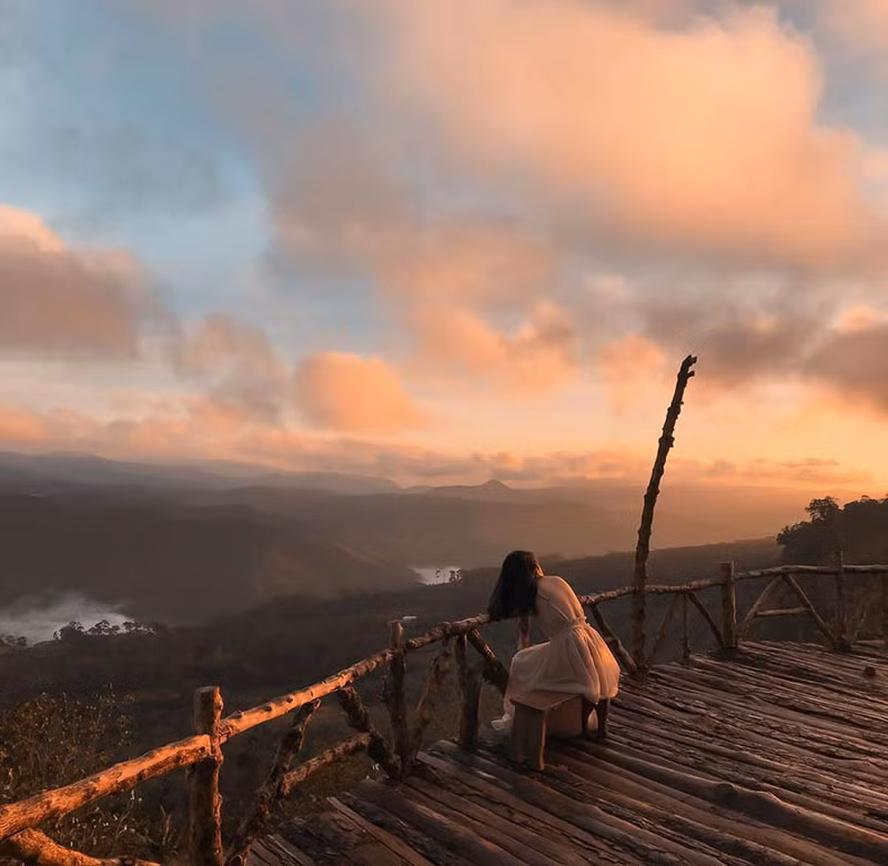 Một chiều hoàng hôn buông trên cầu gỗ. (@rai_photos)