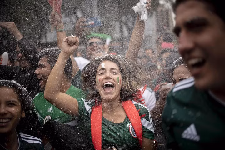 Màn ăn mừng đầy phấn khích của các cổ động viên Mexico sau trận thắng đội tuyển Hàn Quốc. Ảnh: AFP/Getty.