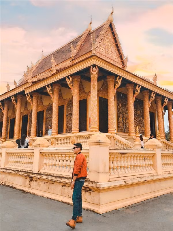 Các bạn nam cũng thay nhau check in ở "xứ sở chùa Vàng" giữa lòng Hà Nội này. (Ảnh: Khánh Duy)