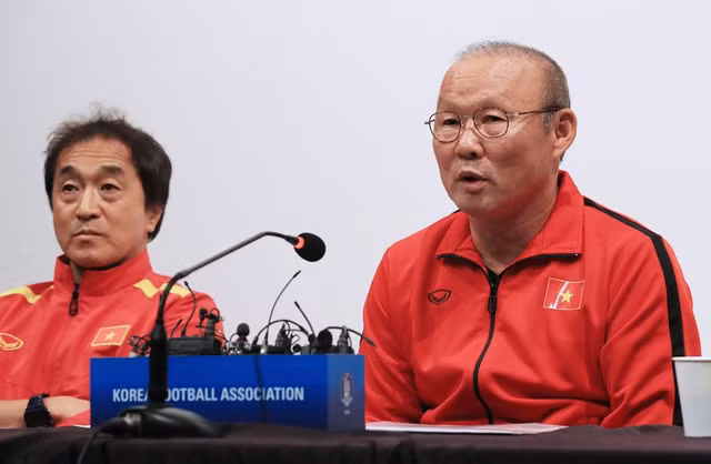 Trợ lý HLV, Lee Young Jin cho rằng mục tiêu của đội tuyển Việt Nam là vượt qua vòng bảng Asian Cup 2019.