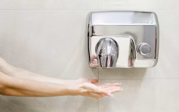 Máy sấy tay có thể khiến vi khuẩn bám lên tay bạn nhiều hơn. (Ảnh: Independent)