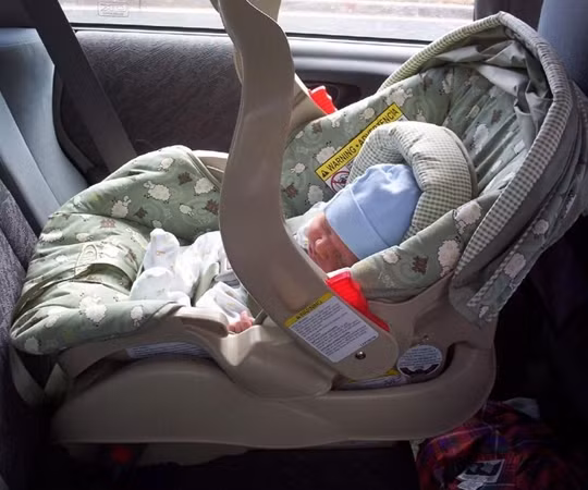 Một số em bé tỏ ra không thoải mái mỗi khi phải nằm trong ghế dành riêng cho mình trên ô tô.