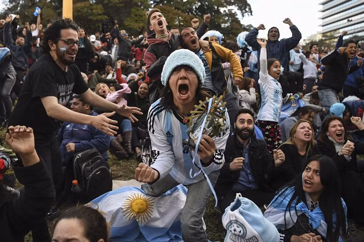 Argentina vượt qua cánh cửa hẹp khi đánh bại Nigeria 2-1 để chính thức đoạt tấm vé vào vòng loại trực tiếp của World Cup 2018. Chiến thắng này đã khiến các cổ động viên Argentina ở quê nhà vui sướng “phát điên”. Ảnh: AFP/Getty.