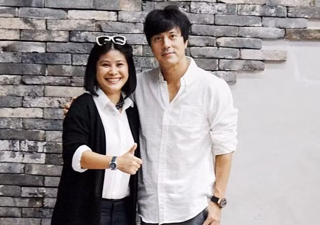Nhà sản xuất Nguyễn Hoàng Hạnh Nhân bên nam diễn viên Han Jae Suk.
