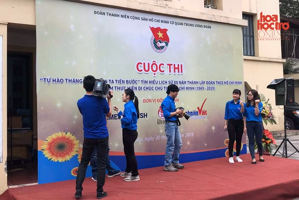Tiểu phẩm ngắn trong phần thi chào hỏi của Khối báo chí - xuất bản.