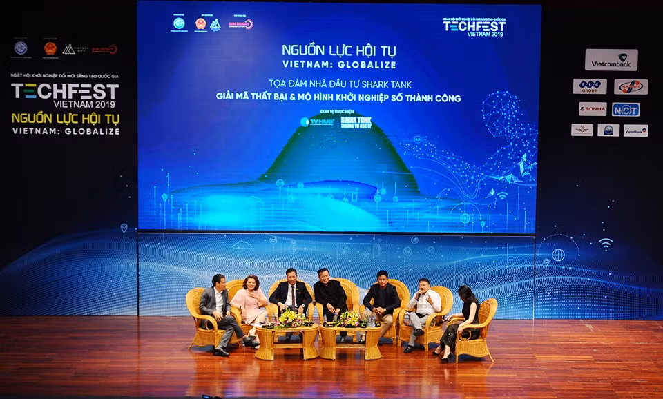 Các nhà đầu tư SharkTank chia sẻ kinh nghiệm và đưa ra những lời khuyên cho các start-up.