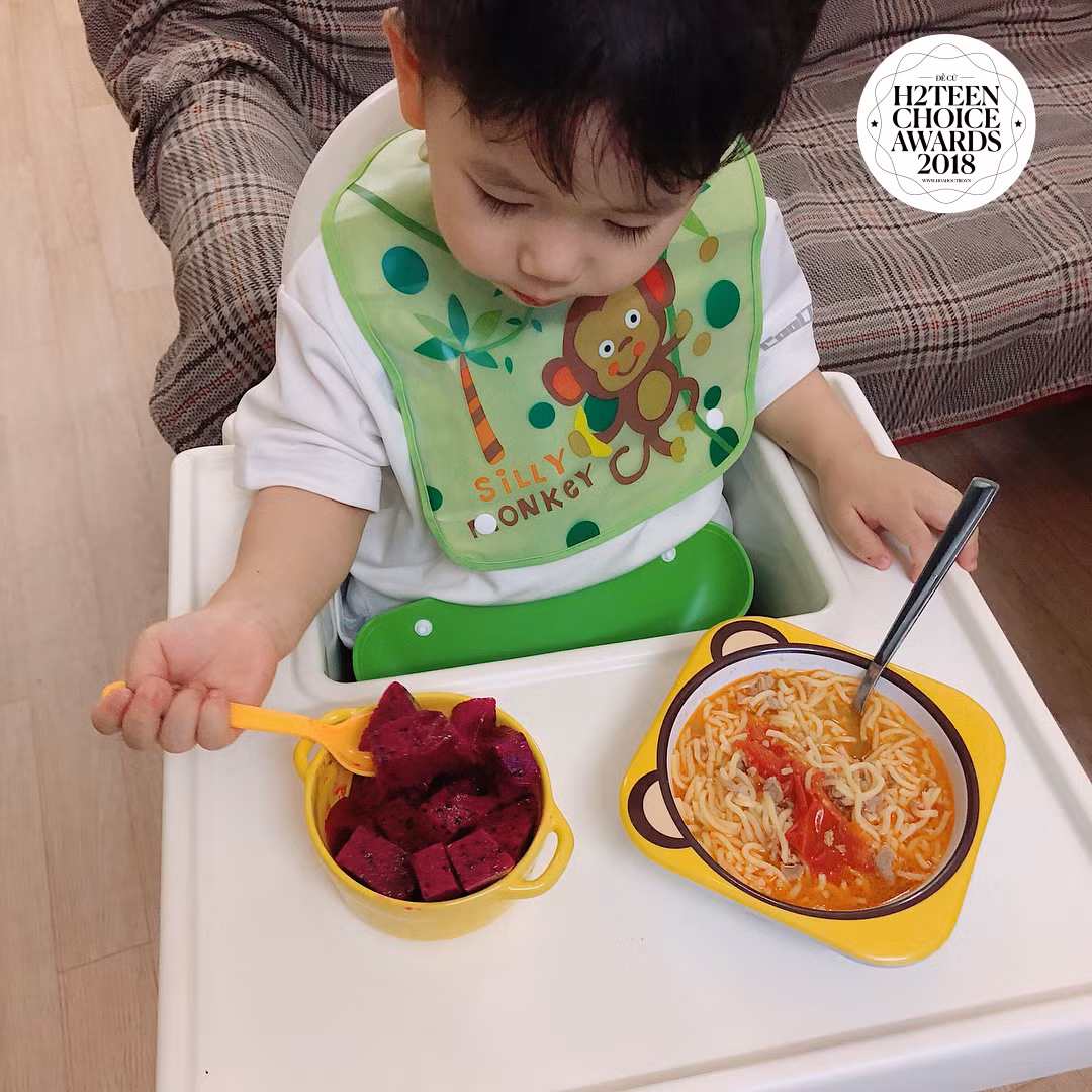 Dưới khung hình của bố mẹ, giờ ăn của Đậu rất hấp dẫn mọi người.