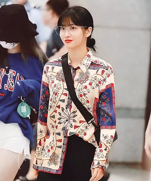 hiếc áo sơ mi họa tiết cầu kỳ khiến Momo già đi không ít. Nhiều người nhận xét nữ idol sinh năm 1996 đã biến mình thành 
