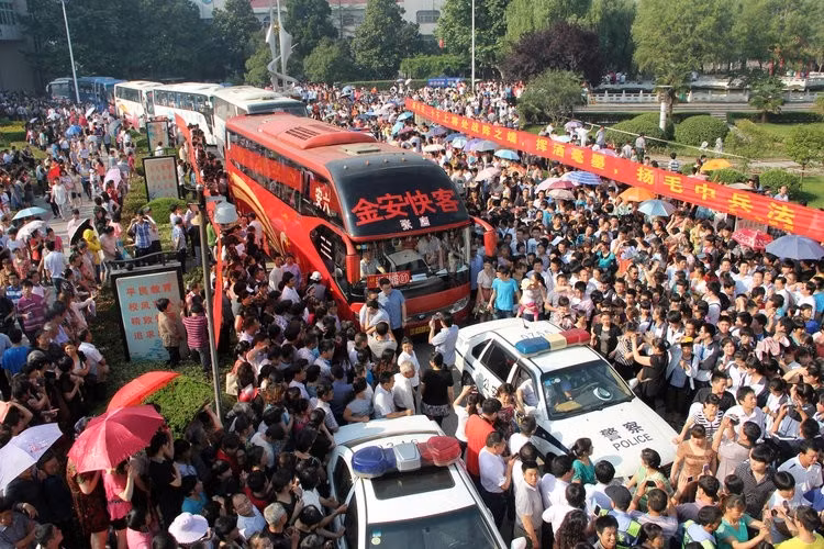Gần 10 triệu thí sinh dự thi nên những ngày diễn ra kỳ Gaokao là những ngày đông đúc, chật chội ở đường phố.