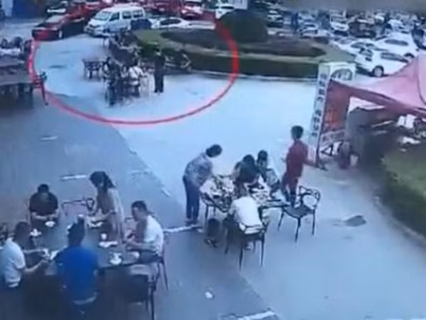 Bàn ăn của anh Vương và bạn bè.