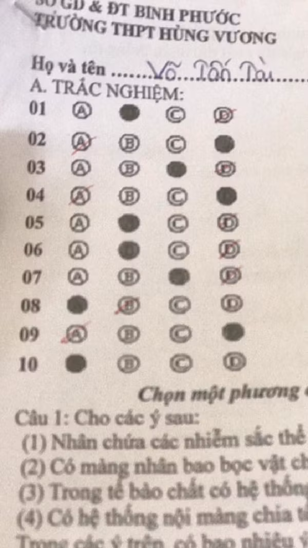 Thí sinh này đang áp dụng "né thần trưởng" với các câu trả lời đúng thì phải. (Ảnh: Tài Võ)