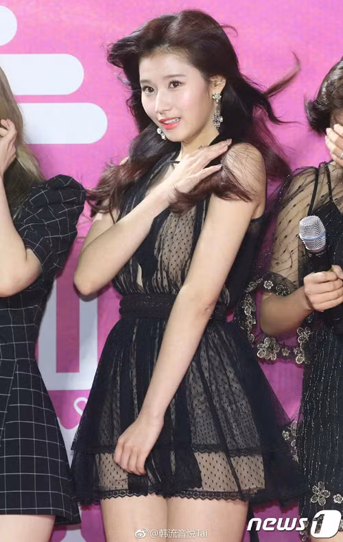 Việc thường xuyên để các thành viên của Twice mặc đồ mong manh giữa trời rét buốt khiến stylist của nhóm bị chỉ trích. Sana từng làm khán giả xót xa với bức hình mặt tái nhợt, cố gượng cười trước ống kính.