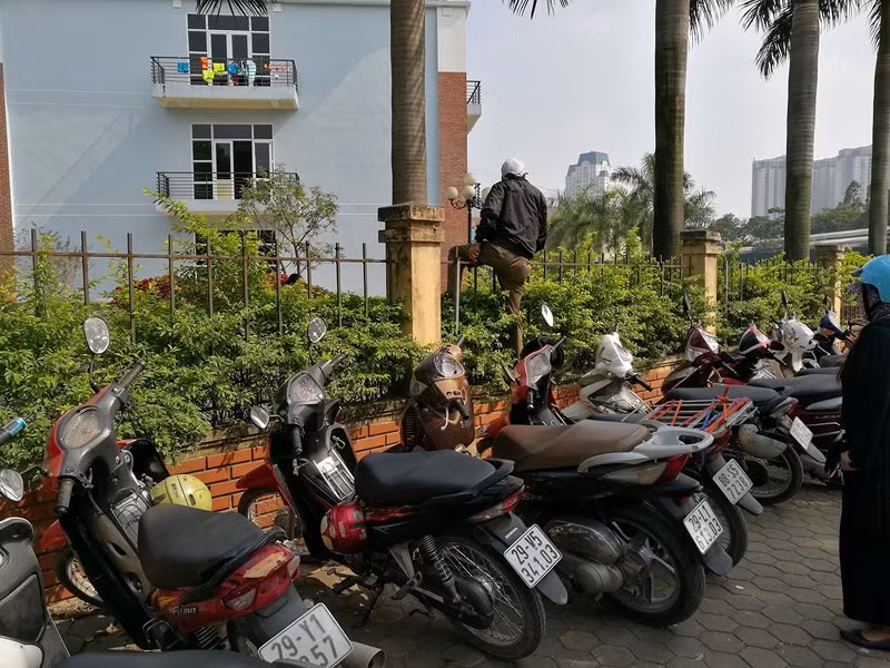 Người dân bức xúc trèo vào trụ sở Liên đoàn Bóng đá Việt Nam.
