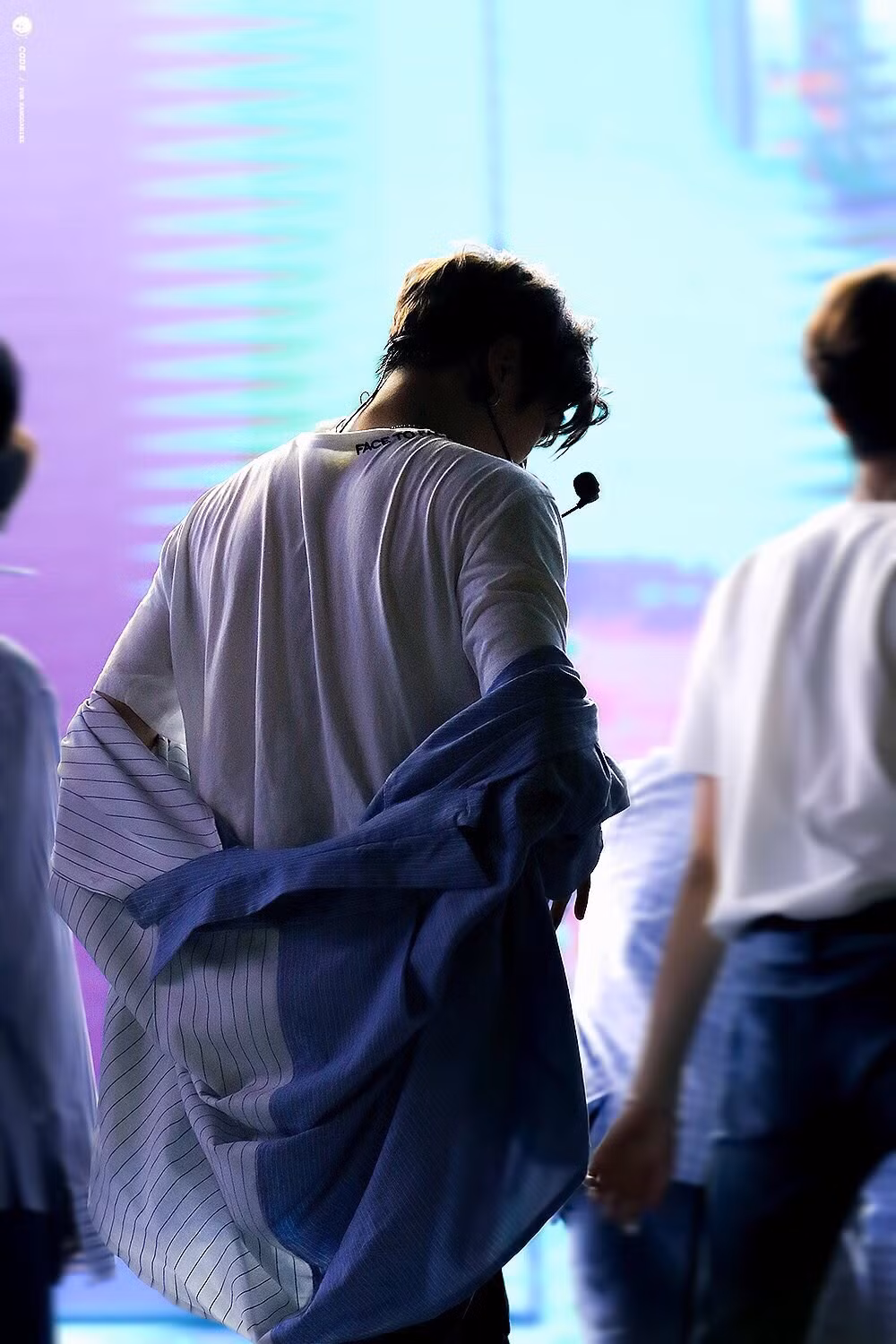 Kang Daniel chưa cần cởi áo ra, các fan đã không thể rời mắt khỏi lưng chàng rồi.