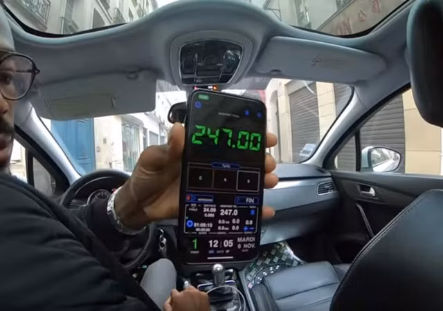 Du khách người Thái gặp phải taxi dù ở Paris.