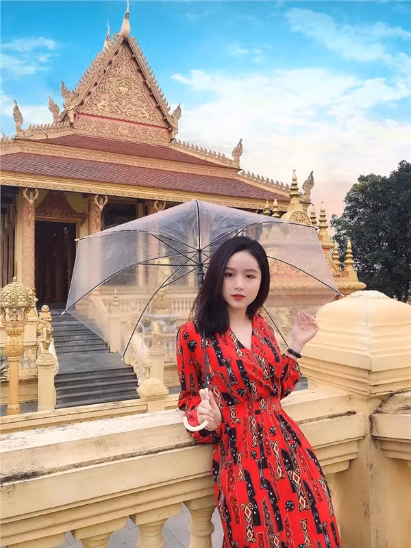 Cô gái như một nàng thơ lạc vào xứ sở chùa Vàng.