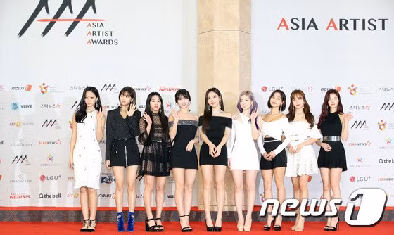 TWICE hài hòa trong tông màu đen trắng khoe chân thon.