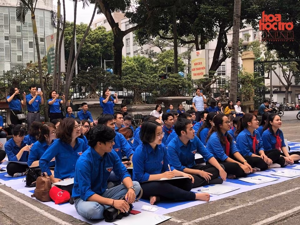 Bên cạnh những giây phút thi đấu căng thẳng là tiếng cười, cơ hội giao lưu cùng các đồng chí đoàn viên.