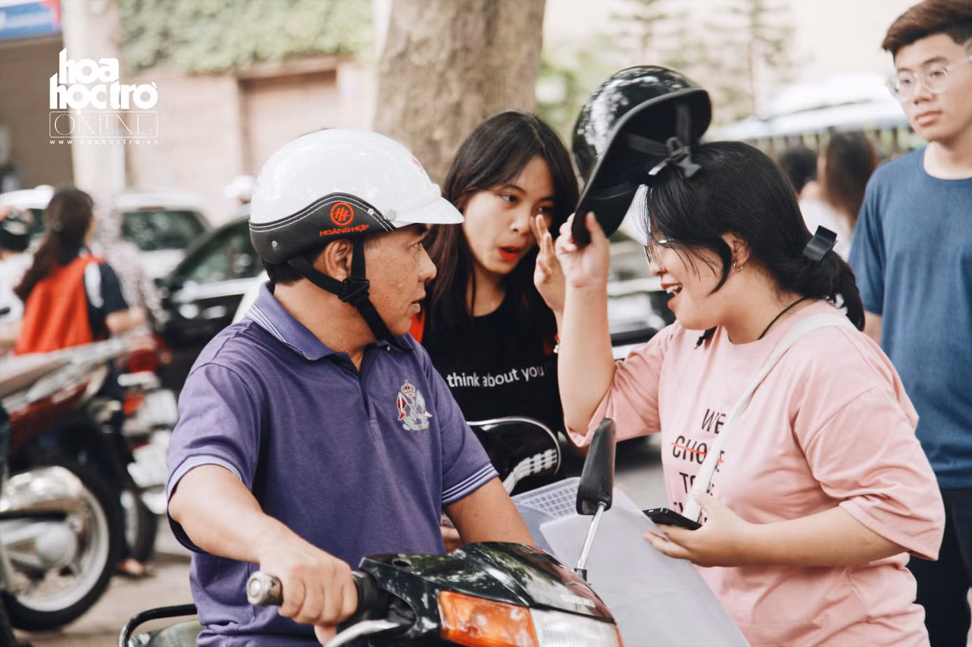 Những hình ảnh xúc động trong mùa thi: “Con cứ yên tâm, có cha mẹ ở đây rồi!” ảnh 13 Những hình ảnh xúc động trong mùa thi: “Con cứ yên tâm, có cha mẹ ở đây rồi!” ảnh 13