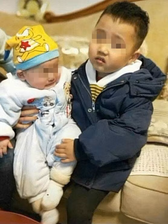 Mẹ ơi, con chán lắm rồi, xin mẹ đấy trông em cho con đi.