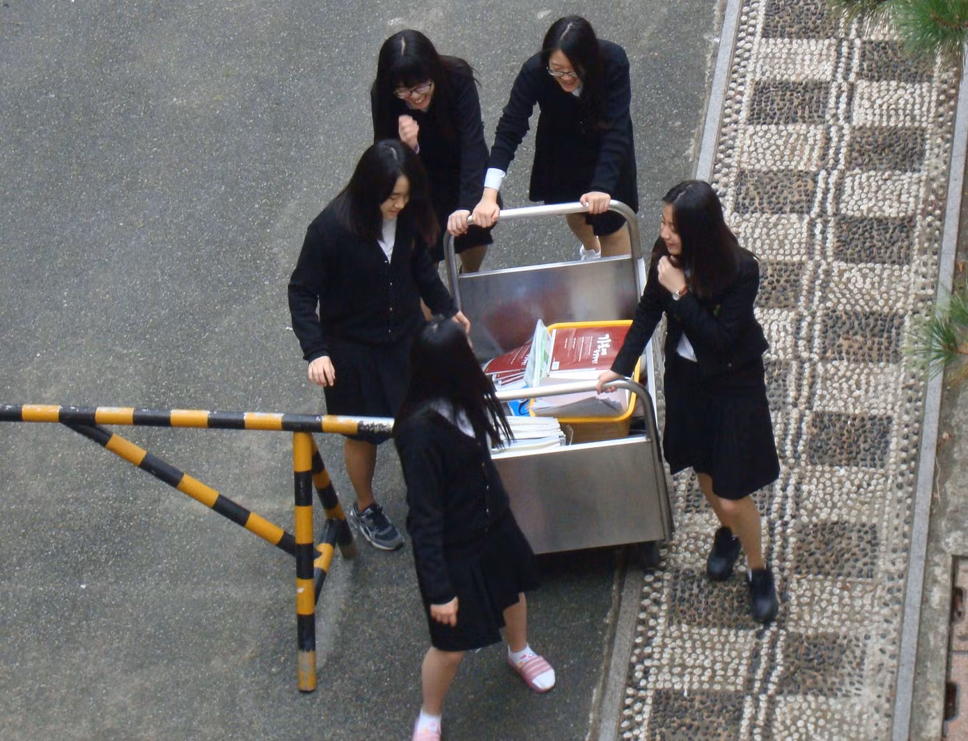 Rất nhiều hoạt động thường niên mà học sinh nước này vẫn làm như chở sách vở đi bán...
