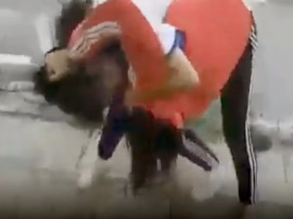 Sau hồi cãi vã, 2 nữ sinh lao vào đánh nhau. Ảnh cắt từ clip.