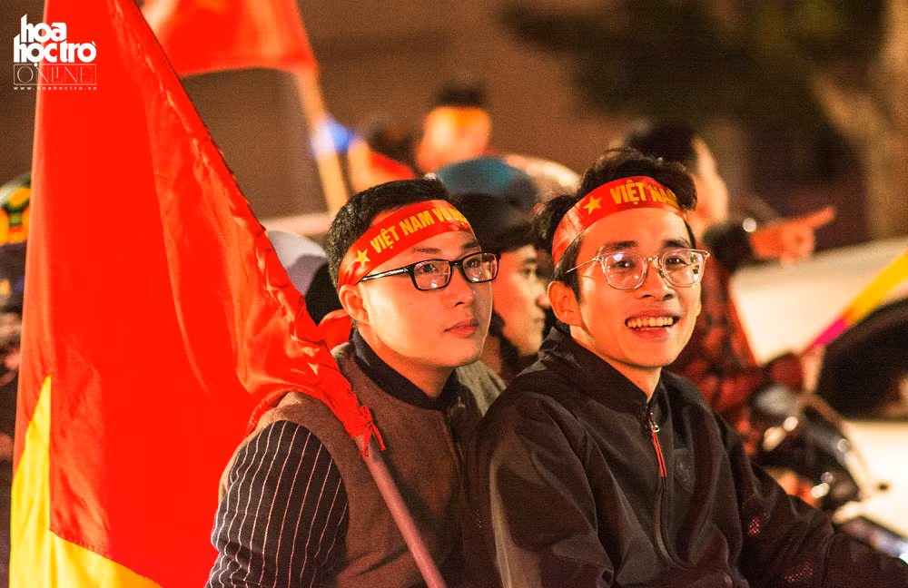Số đông cổ động viên xuống đường đi bão là các bạn trẻ với tình yêu Tổ quốc và bóng đá cuồng nhiệt.