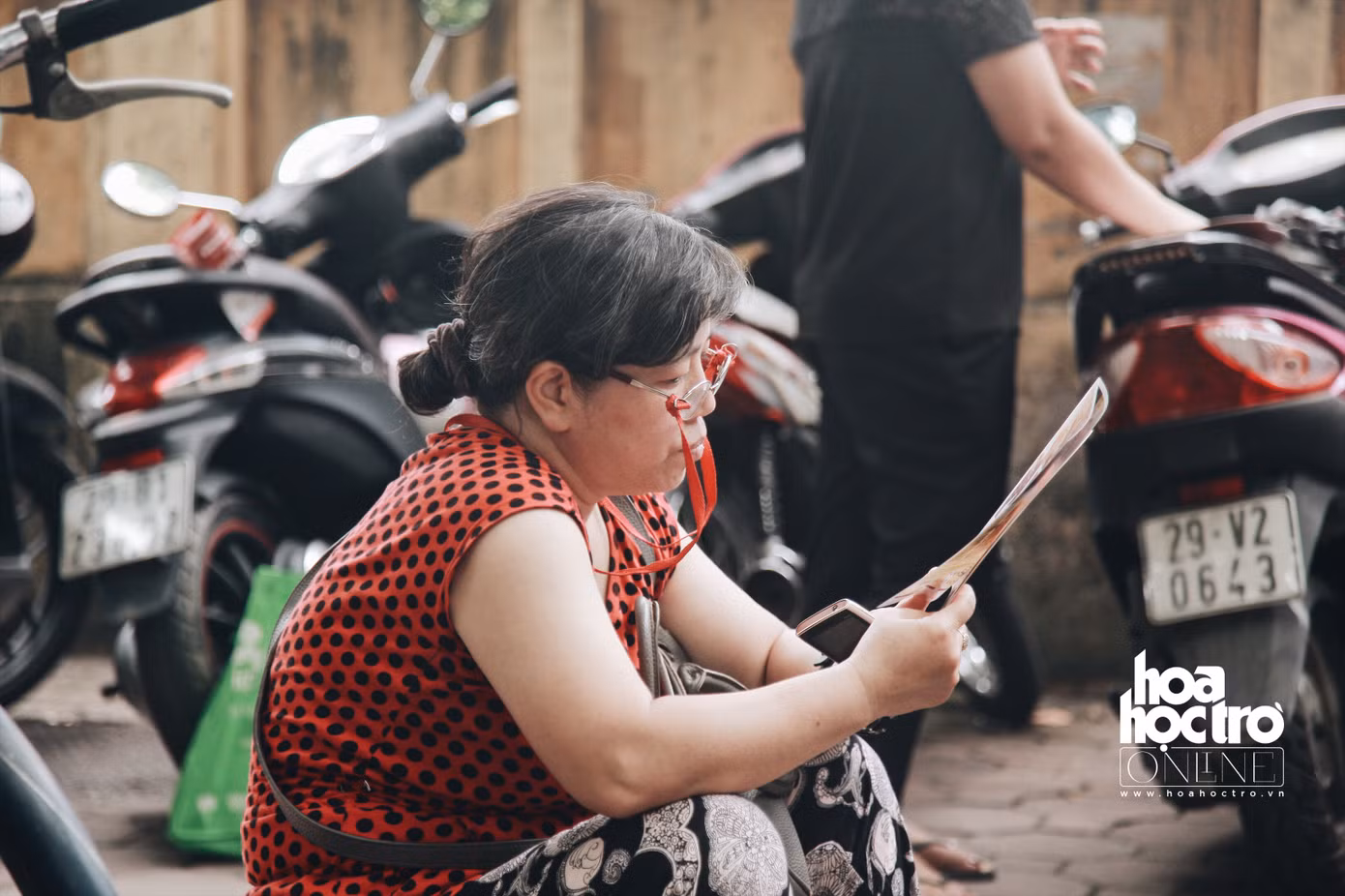 Những hình ảnh xúc động trong mùa thi: “Con cứ yên tâm, có cha mẹ ở đây rồi!” ảnh 9 Những hình ảnh xúc động trong mùa thi: “Con cứ yên tâm, có cha mẹ ở đây rồi!” ảnh 9