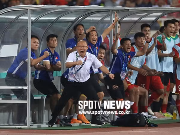 HLV Park Hang Seo ăn mừng bàn thắng (ảnh: Spotv News)