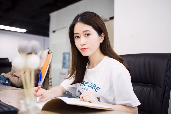 Tiểu Dã nổi tiếng với các video nấu ăn tại văn phòng. Ảnh: Ms Yeah.