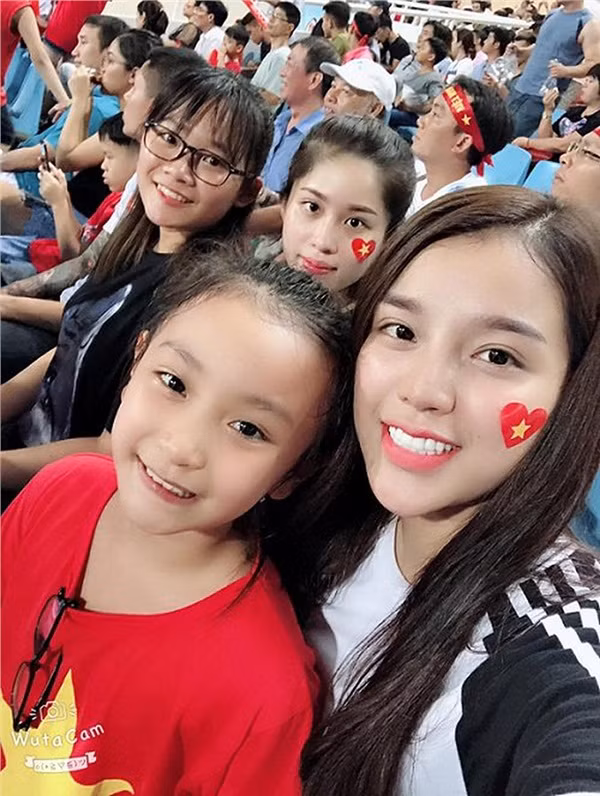 Khánh Linh thường xuyên đến sân xem bạn trai thi đấu.