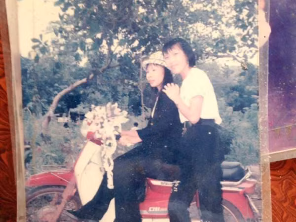 Còn đây là style tomboy chất không kém của các mẹ thời ấy (Ảnh: Chu Thị Tố Uyên).