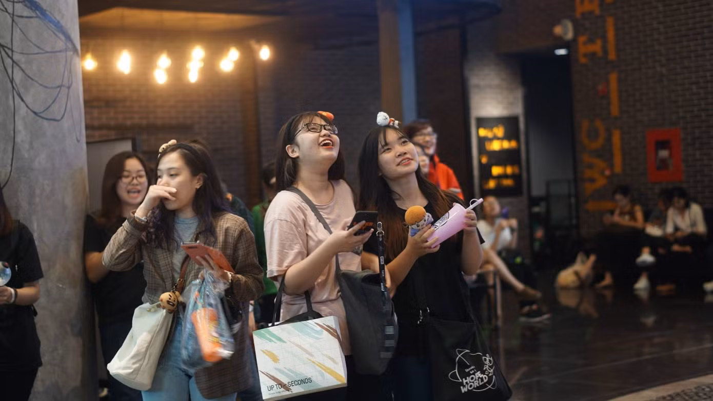 Nụ cười rạng rỡ của ARMY khi thấy idol trên màn hình tại rạp chiếu phim.