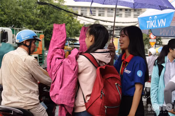 Cả nhóm hôm nào cũng có mặt từ 6h sáng trước cổng trường để hỗ trợ những bạn thí sinh dự thi.