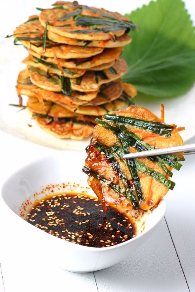 Bindaetteok, món ăn chay làm từ đậu xanh, kim chi, hành lá siêu hấp dẫn.