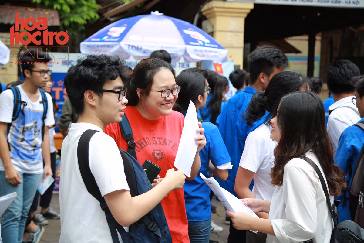 Sau khi ra khỏi phòng thi, teen đều cảm thấy vui vì đề không khó như các môn trước. (Ảnh: Trọng Tài)