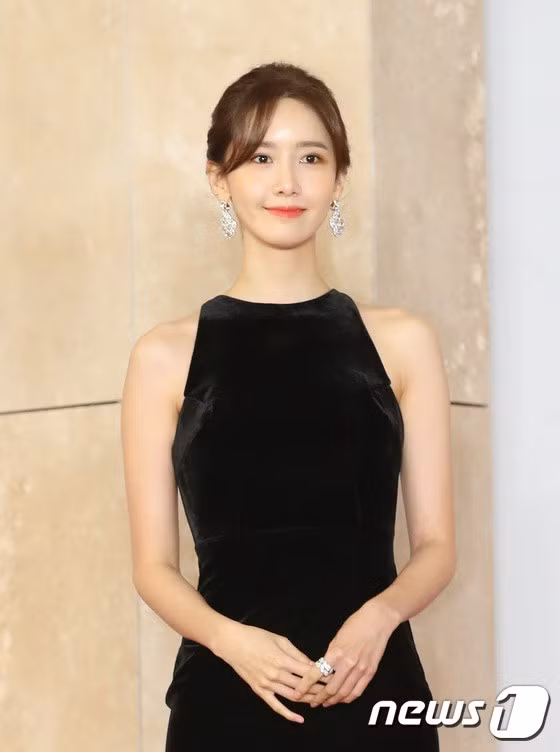 Bù lại, mẫu váy này giúp Yoona khoe được vóc dáng thanh mảnh. Kiểu trang điểm này cũng tôn nhan sắc Yoona lên vài phần, nhìn kiêu sa như một cô tiểu thư vậy.