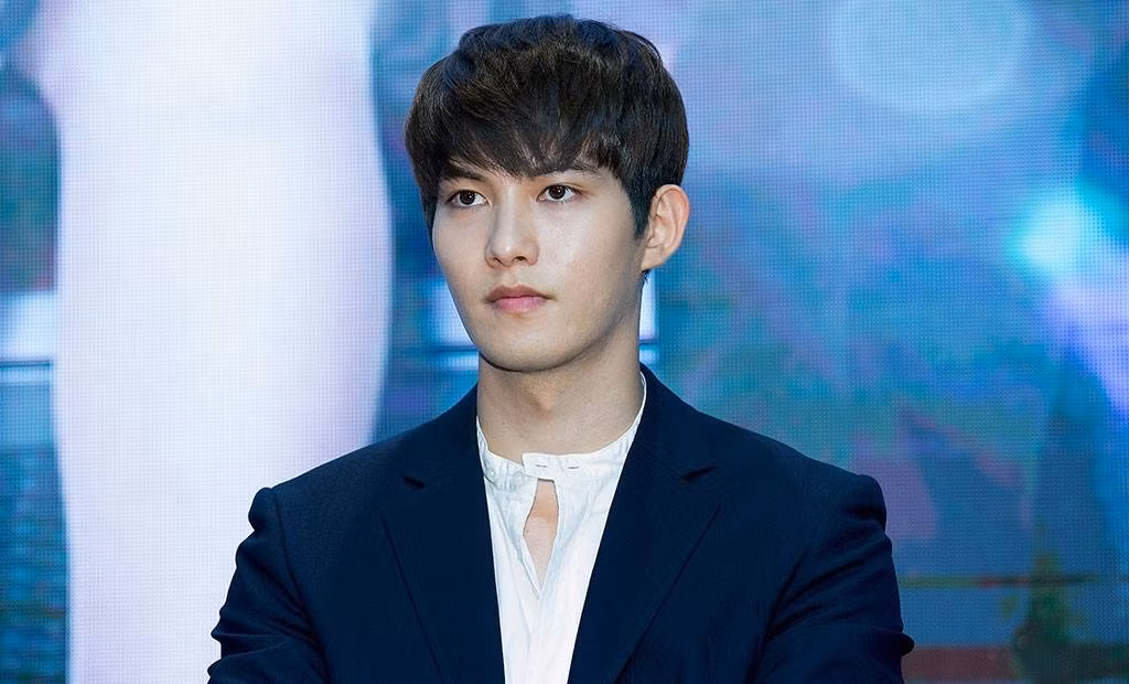 Lee Jong Hyun không rút lui khỏi showbiz như nhiều người khác