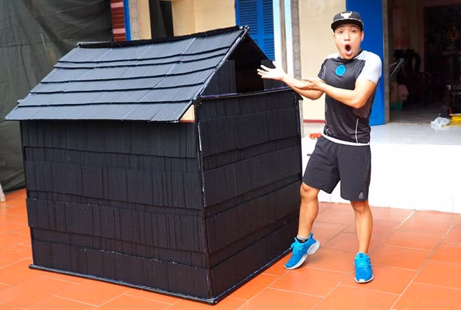 Vlogger NTN gây bức xúc khi làm nhà bằng 5.000 ống hút nhựa còn mới. Ảnh: FBNV.