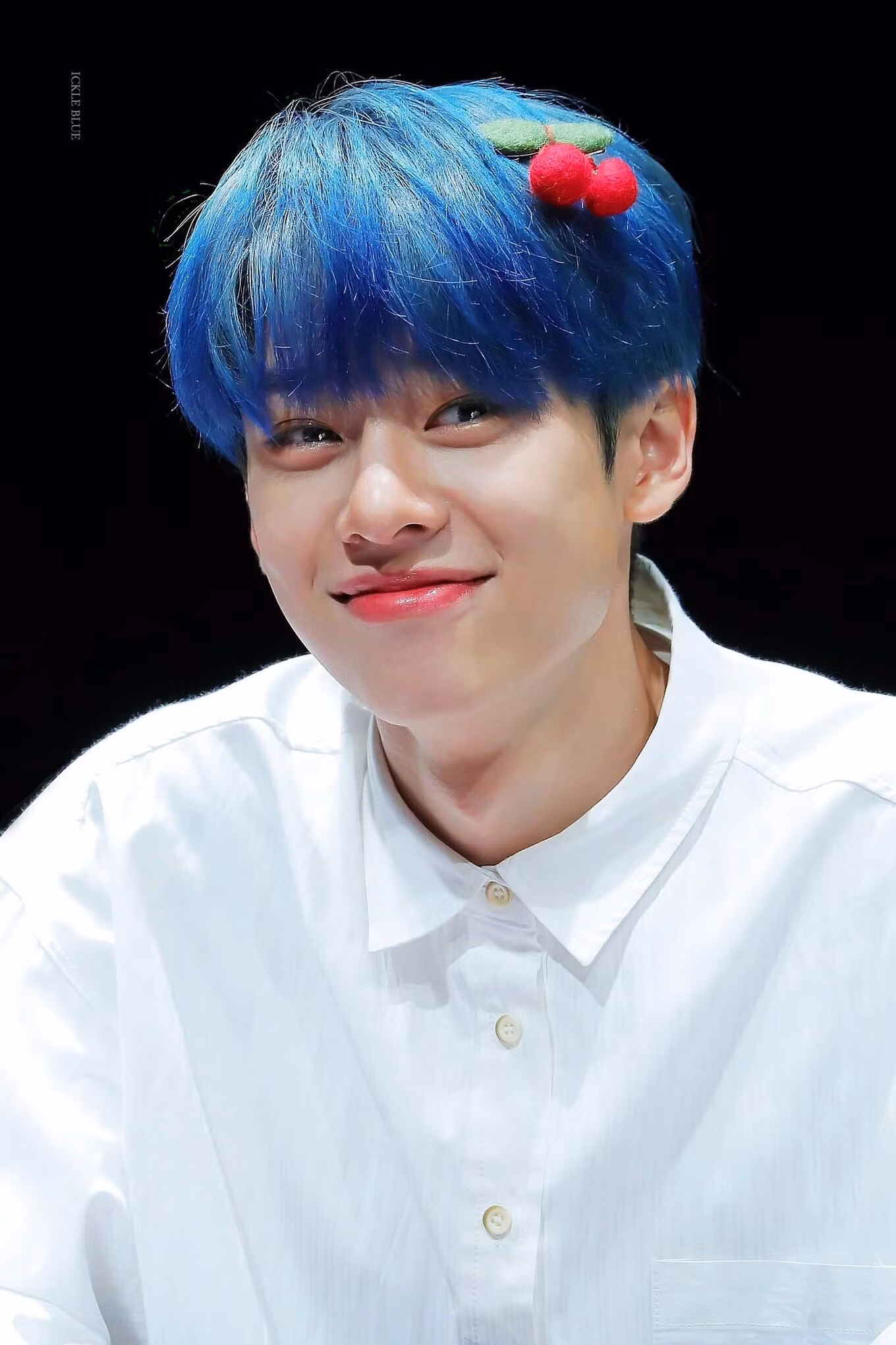 Kim Dong Hyun (AB6IX) đang là idol được các fan quốc tế săn lùng nhờ nhan sắc đỉnh cao ở MMA 2019. Anh chàng từng để màu tóc xanh hot trend.