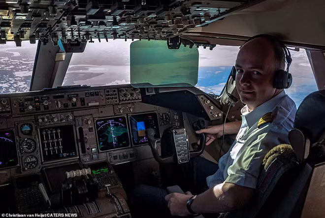 Christiaan van Heijst, 35 tuổi, là phi công lái máy bay Boeing 747, một trong những mẫu máy bay vận tải dân dụng lớn nhất thế giới. Anh luôn đặt một camera hành trình trong buồng lái để chụp những khoảnh khắc xunh quanh “văn phòng làm việc” của mình.
