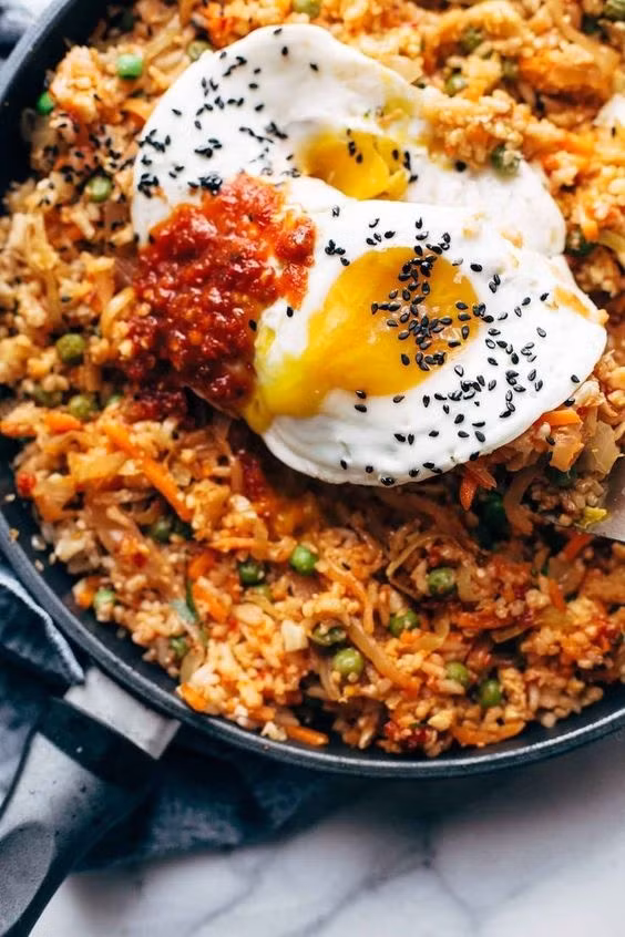 Chắc chắn ai trong số chúng ta cũng từng "thèm nhỏ dãi" khi thấy những đĩa cơm chiên kim chi nóng hổi được các nhân vật xì xụp chén ngon lành trong các bộ phim Hàn nổi tiếng.