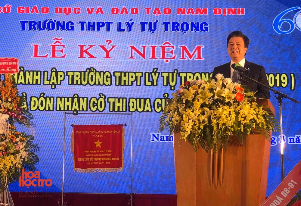 Niềm vui nhân đôi khi trong lễ kỷ niệm đặc biệt này, trường vinh dự được đón nhận "Cờ thi đua xuất sắc" của Chính phủ. Ảnh: Tuấn Linh