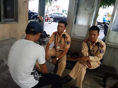Nam thanh niên có ý định nhảy cầu được CSGT cứu.