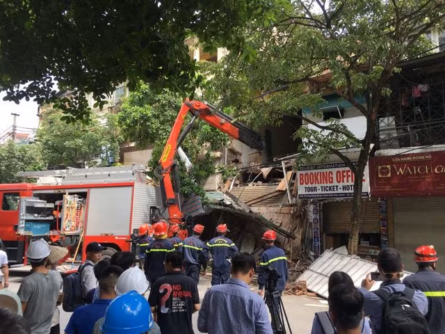Lực lượng cảnh sát PCCC số 1- Công an TP Hà Nội đã được điều động đến hiện trường để xử lý đống đổ nát.
