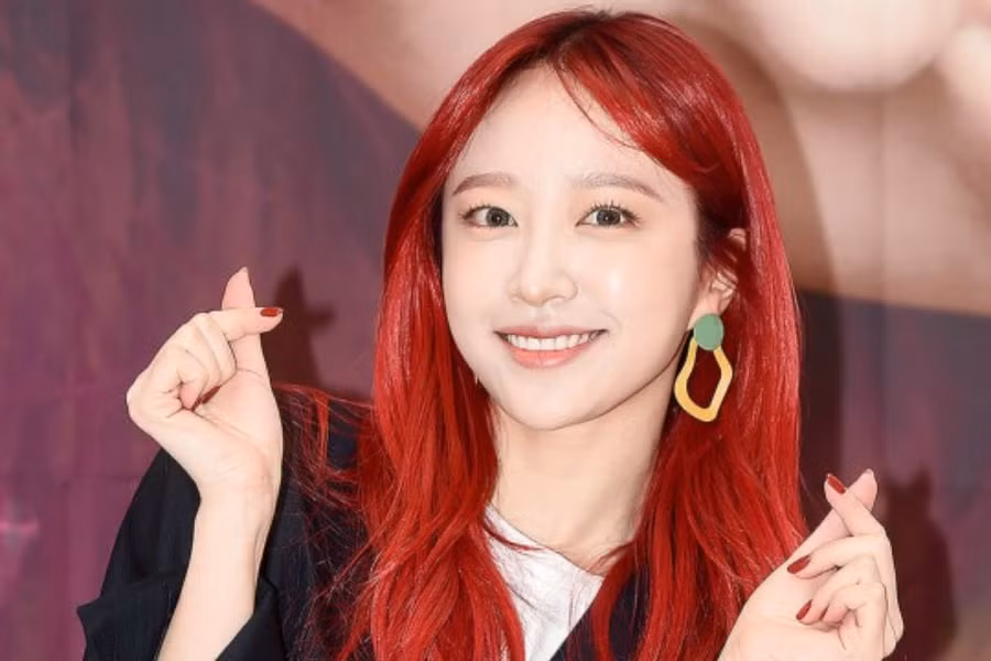 Hani (EXID) đã từng kể khổ rằng tóc cô bị hư hại rất nhiều khi tẩy tóc liên tục để cho ra màu tóc đỏ rực như thế này. Nhưng bù lại, Hani chưa khi nào tỏa sáng hơn thế với mái tóc thu hút mọi ánh nhìn.